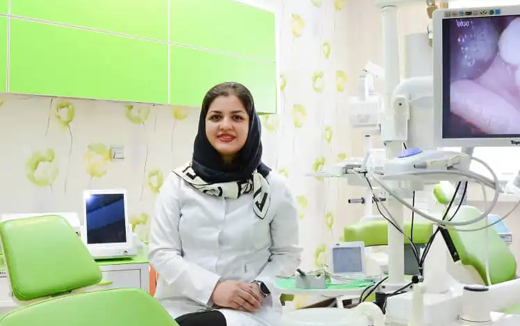 دکتر میترا وثوقی متخصص جراحی و درمان ریشه دندان (اندودانتیکس)، ایمپلنت در تهران